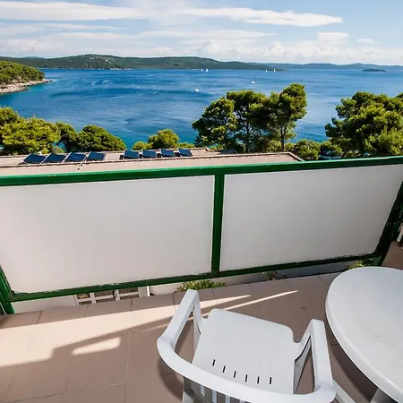 拉凡达酒店 3* Božava