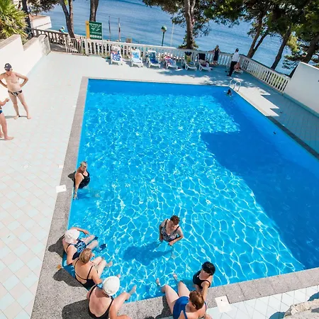 拉凡达酒店 Božava